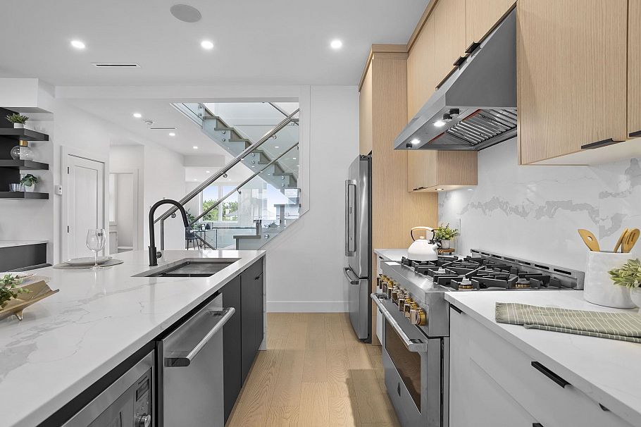 340 E Keith Road North Vancouver, BC - 18