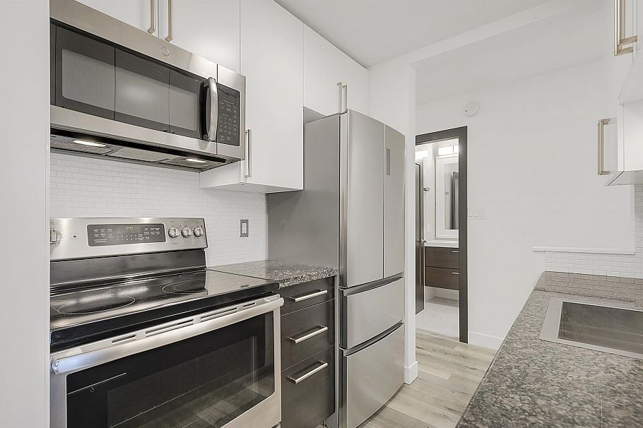 302 170 E 3rd Street North Vancouver, BC - 1