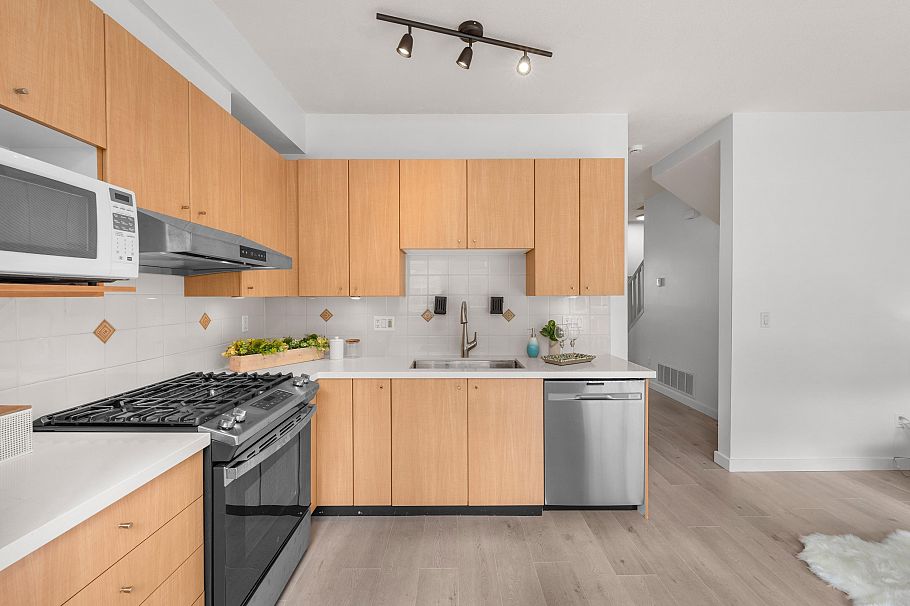 7148 Mont Royal Square Vancouver, BC - 16