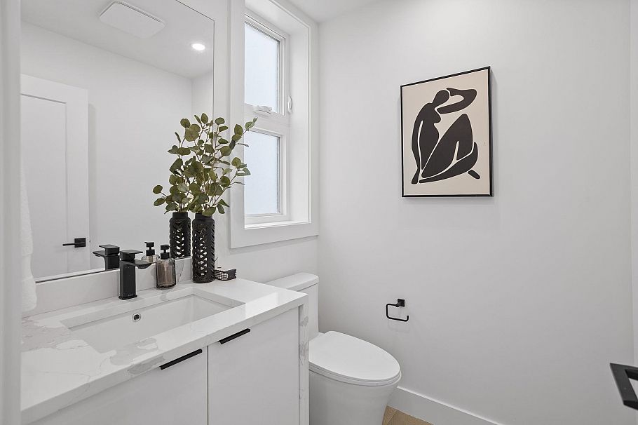 340 E Keith Road North Vancouver, BC - 8