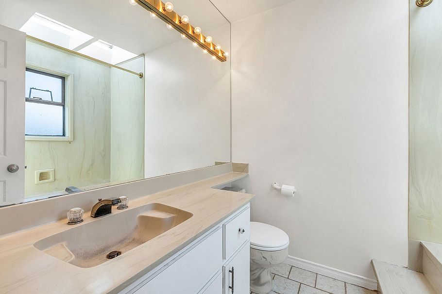 2718 W 19th Avenue Vancouver, BC - 15