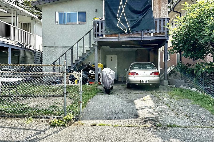 6915 Beatrice Street Vancouver, BC - 3