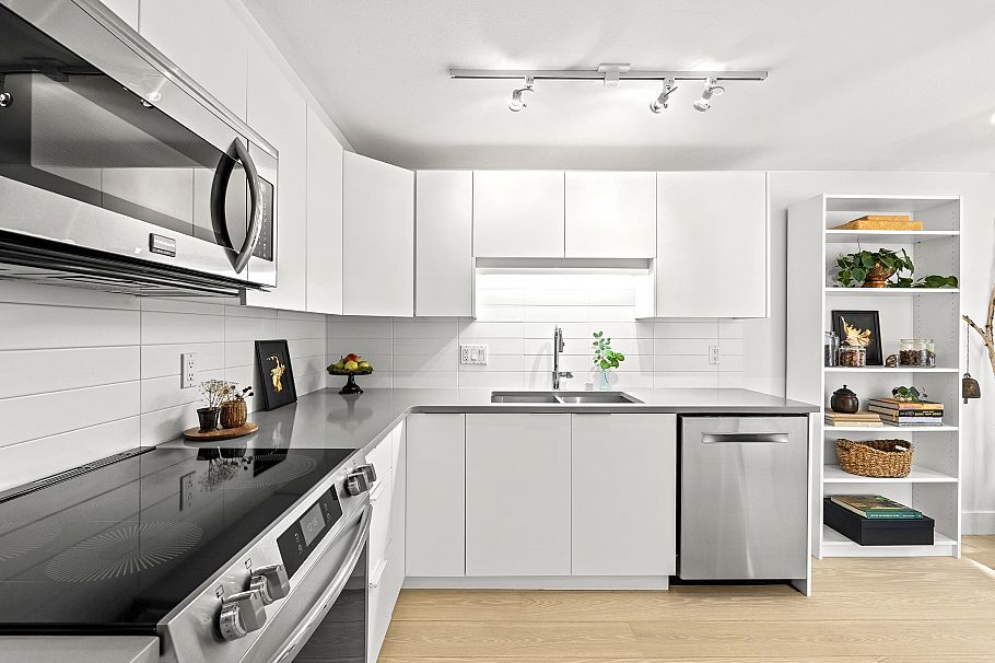 2 258 W 14th Street North Vancouver, BC - 9