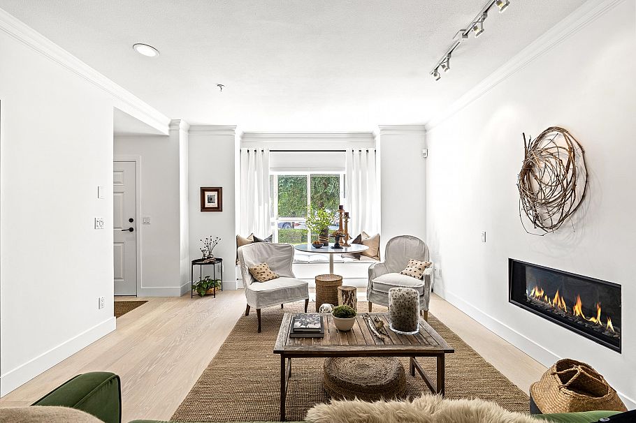 2 258 W 14th Street North Vancouver, BC - 2
