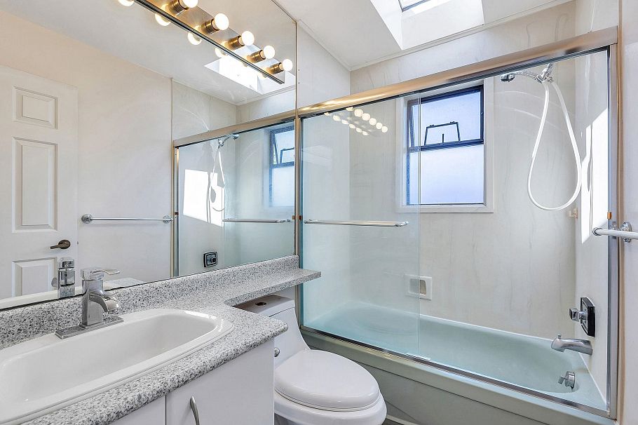 2718 W 19th Avenue Vancouver, BC - 20