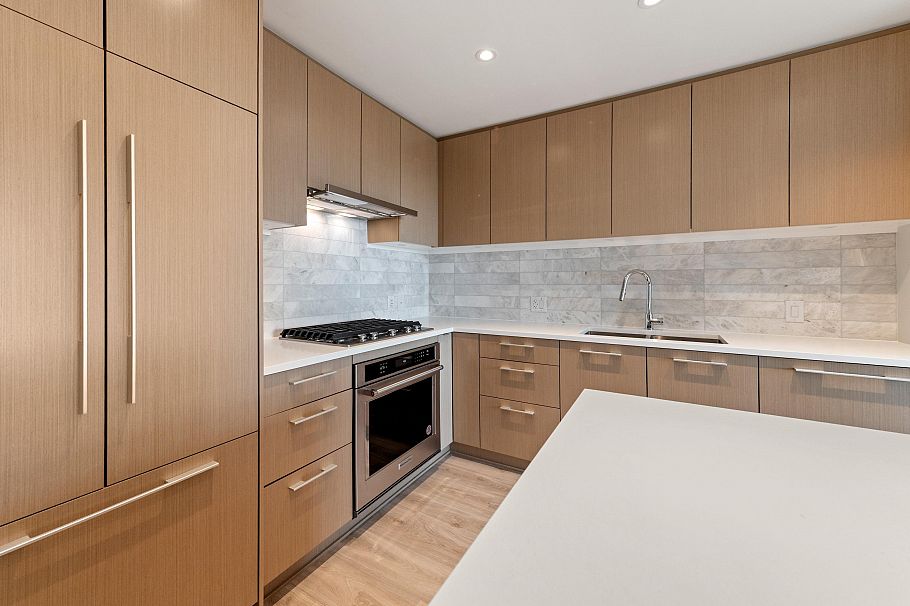602 110 E 17th Street North Vancouver, BC - 3