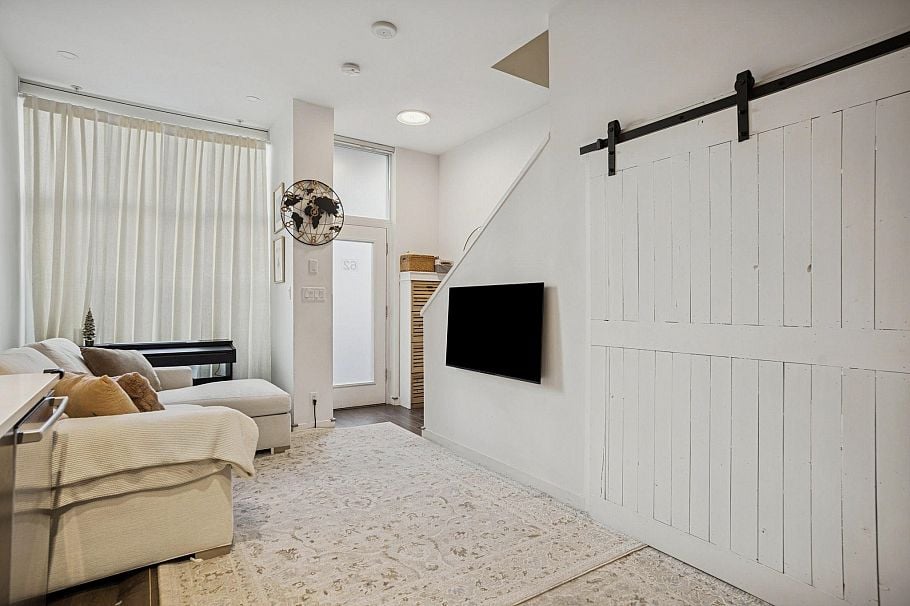 62 W 1st Avenue Vancouver, BC - 3