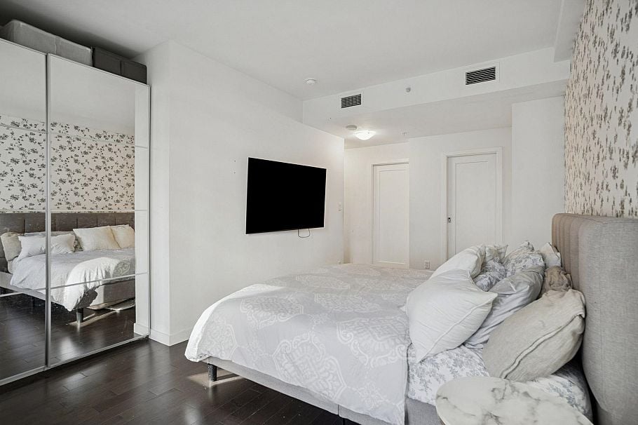 62 W 1st Avenue Vancouver, BC - 9
