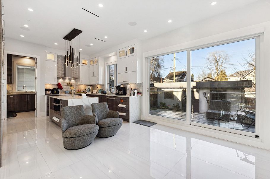 4437 W 13th Avenue Vancouver, BC - 9