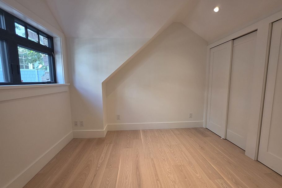 2570 W 2nd Avenue Vancouver, BC - 17
