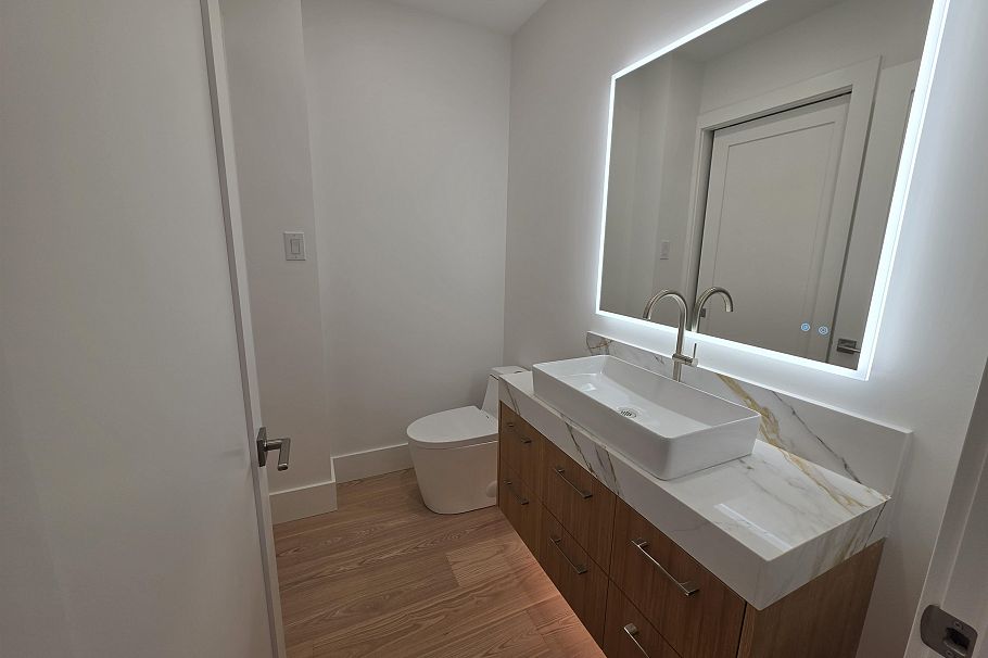 2570 W 2nd Avenue Vancouver, BC - 9