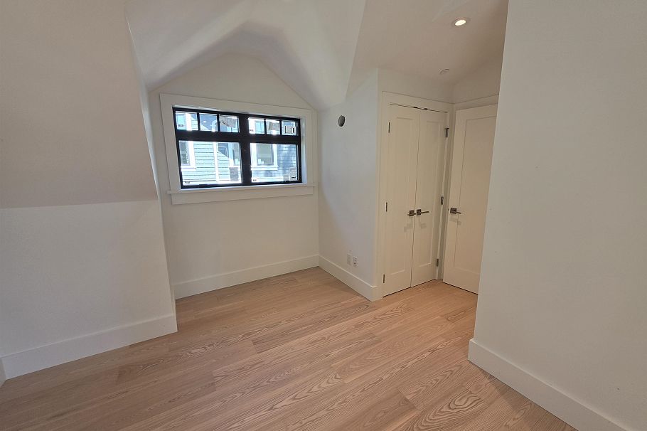 2570 W 2nd Avenue Vancouver, BC - 24