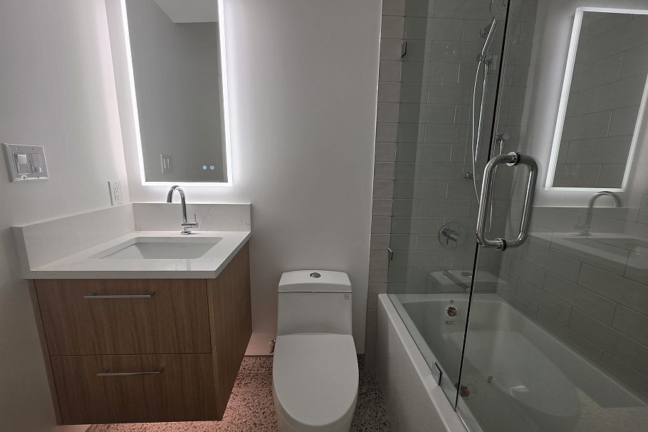 2570 W 2nd Avenue Vancouver, BC - 20