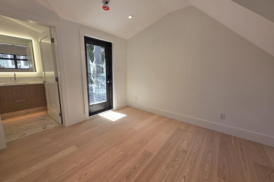 2570 W 2nd Avenue Vancouver, BC - 25