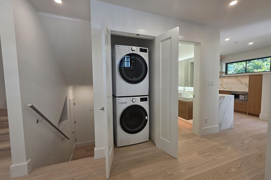 2570 W 2nd Avenue Vancouver, BC - 10
