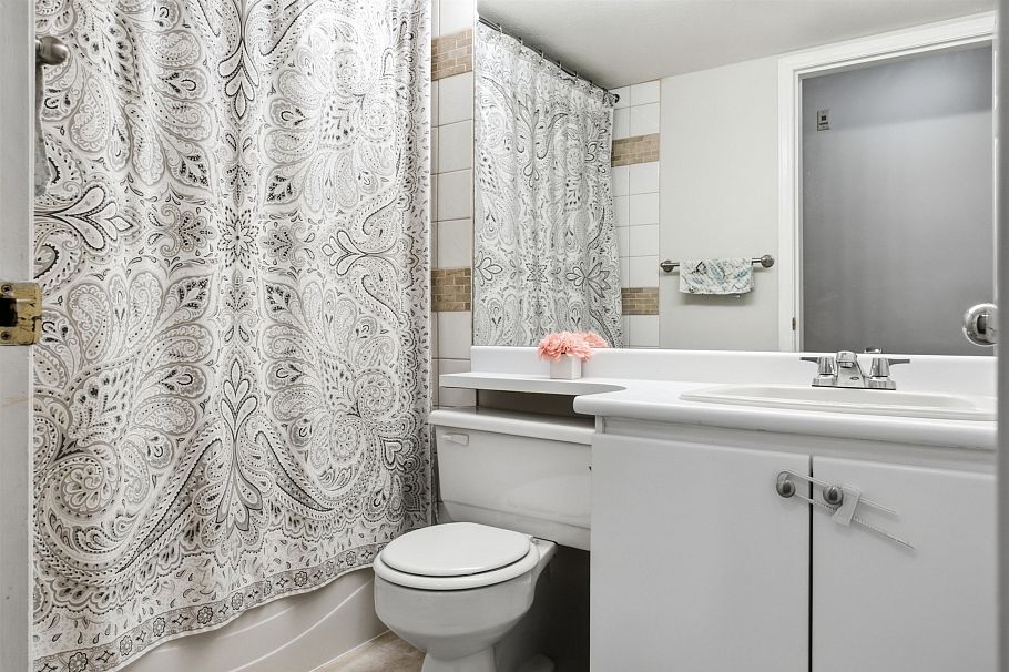 303 106 W Kings Road North Vancouver, BC - 17