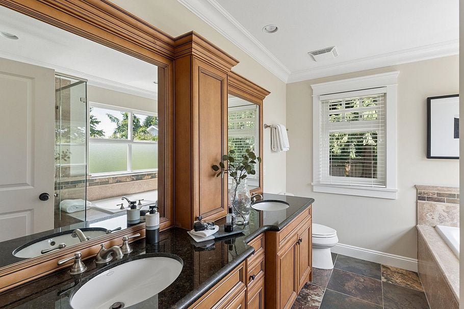 4904 Chalet Place North Vancouver, BC - 20