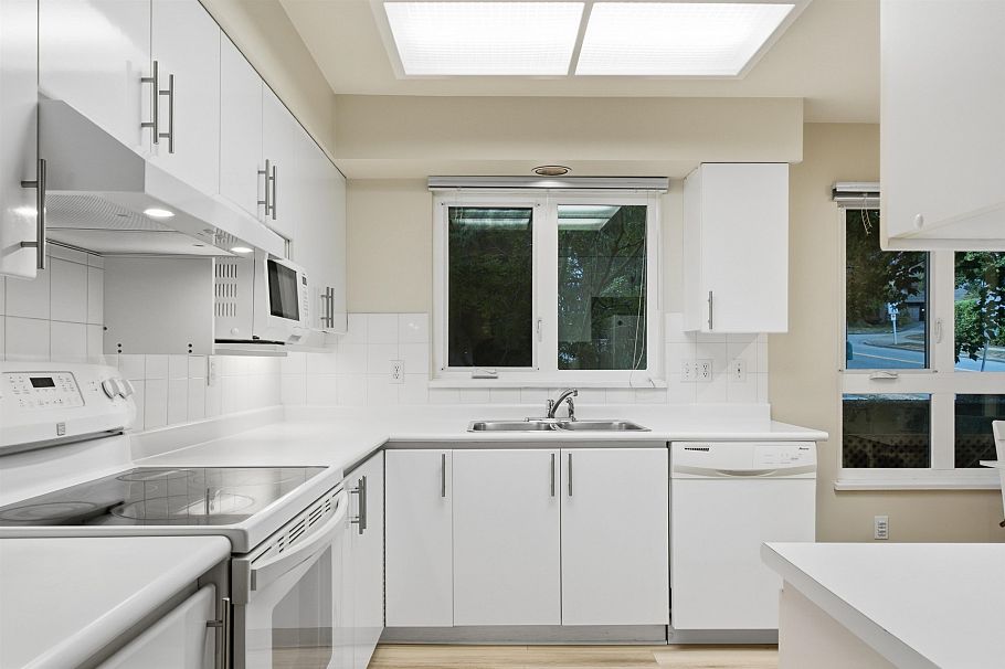 303 106 W Kings Road North Vancouver, BC - 5