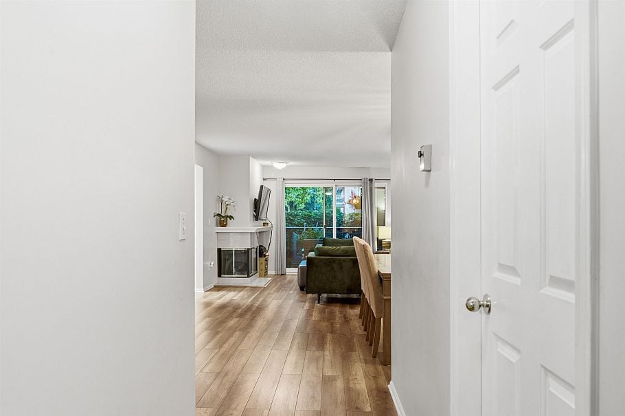 303 106 W Kings Road North Vancouver, BC - 14