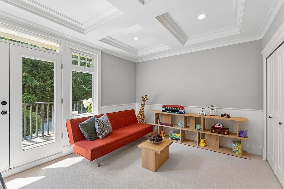 4904 Chalet Place North Vancouver, BC - 36