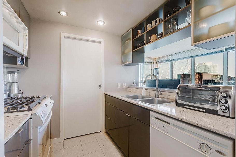 2305 928 Beatty Street Vancouver, BC - 2
