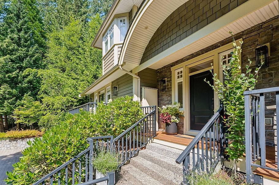4904 Chalet Place North Vancouver, BC - 2
