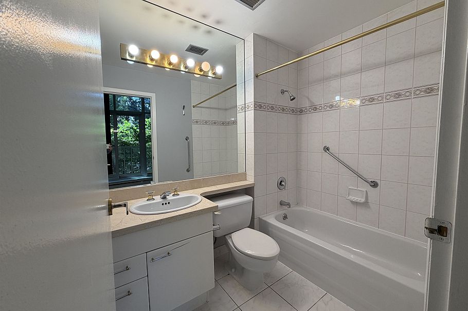 105 388 Drake Street Vancouver, BC - 5