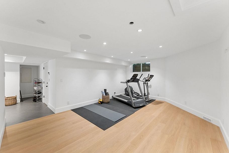 4904 Chalet Place North Vancouver, BC - 35