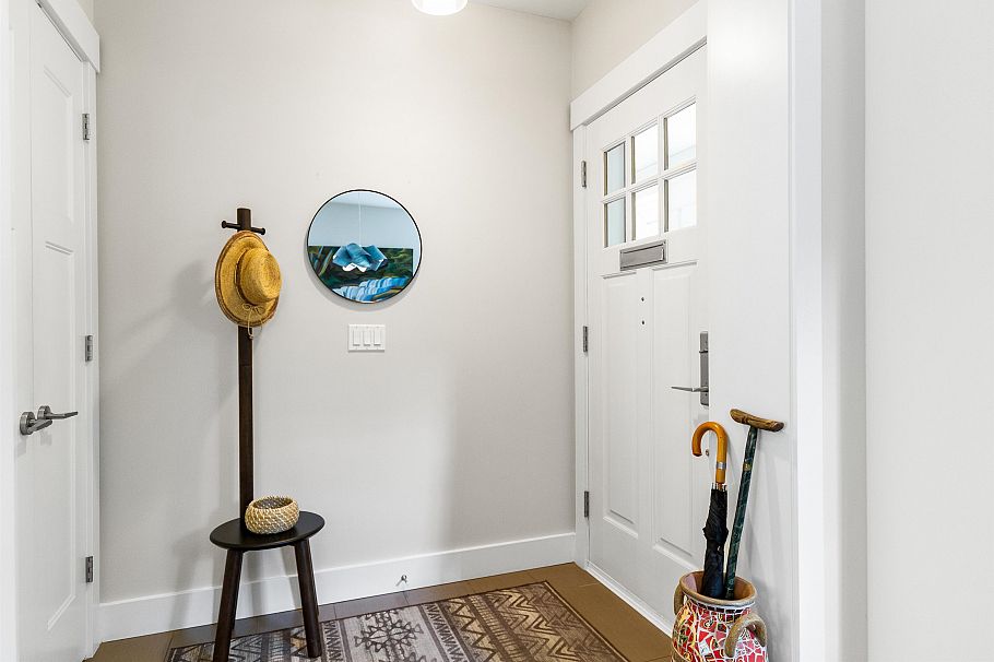 2416 W 8th Avenue Vancouver, BC - 3