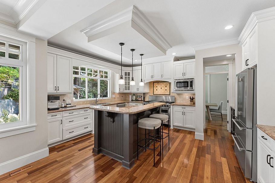 4904 Chalet Place North Vancouver, BC - 10