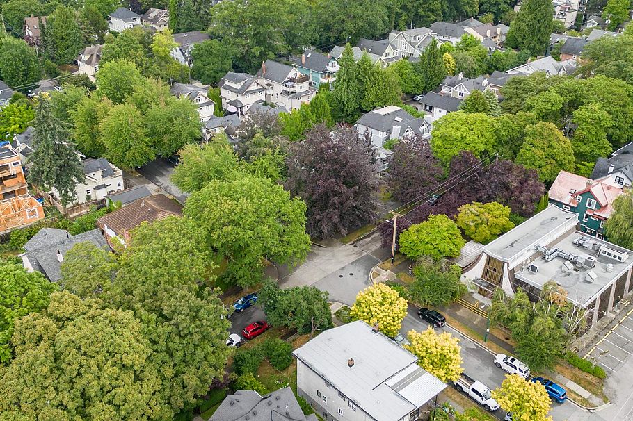 2416 W 8th Avenue Vancouver, BC - 27