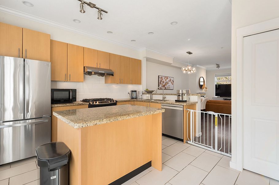 319 W 59th Avenue Vancouver, BC - 4