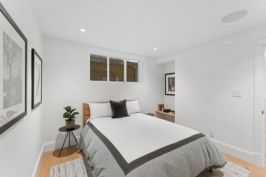 4904 Chalet Place North Vancouver, BC - 33
