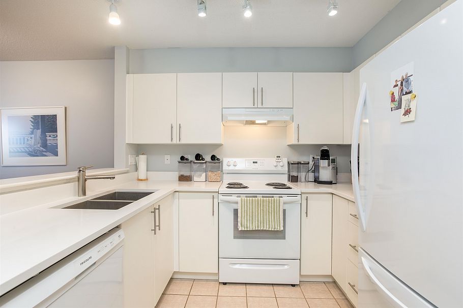 313 147 E 1st Street North Vancouver, BC - 3