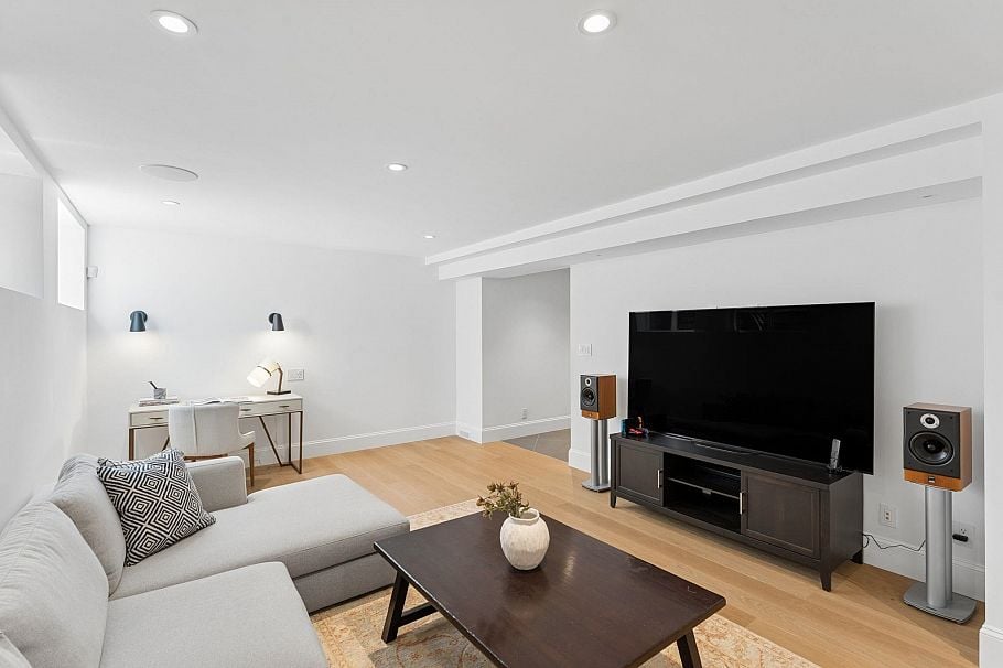 4904 Chalet Place North Vancouver, BC - 31
