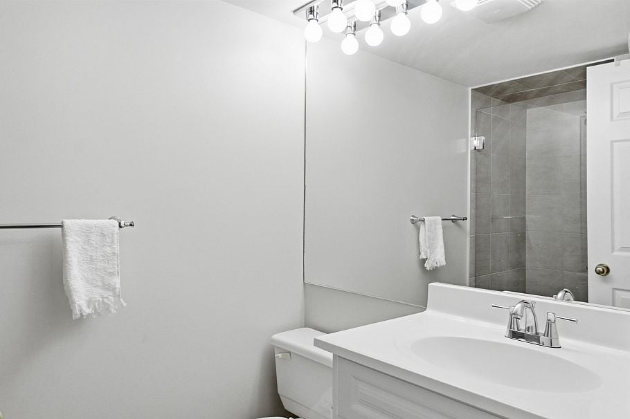 303 106 W Kings Road North Vancouver, BC - 13