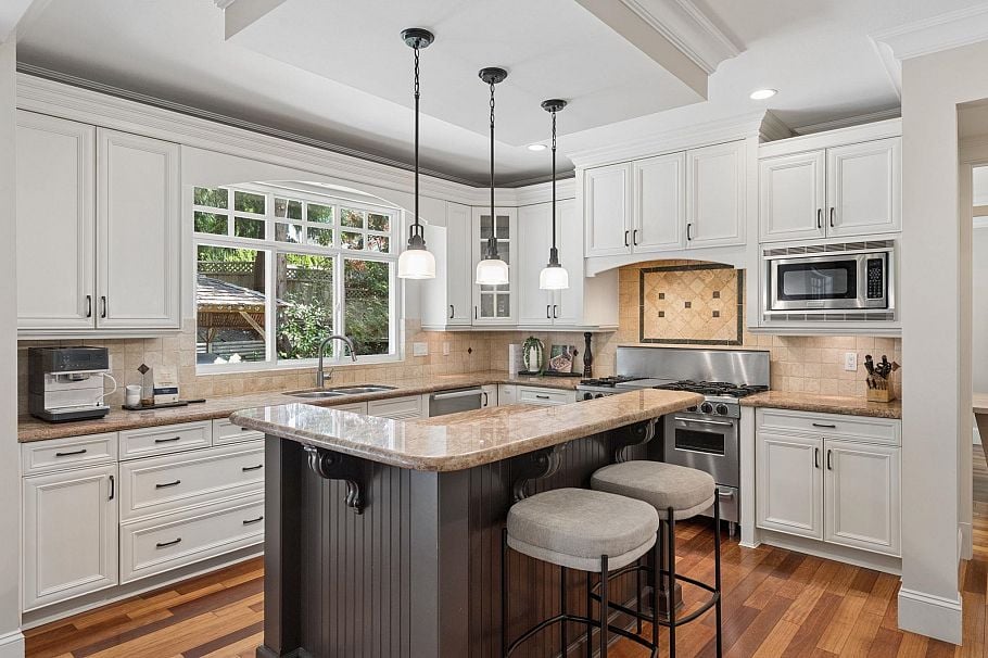 4904 Chalet Place North Vancouver, BC - 12