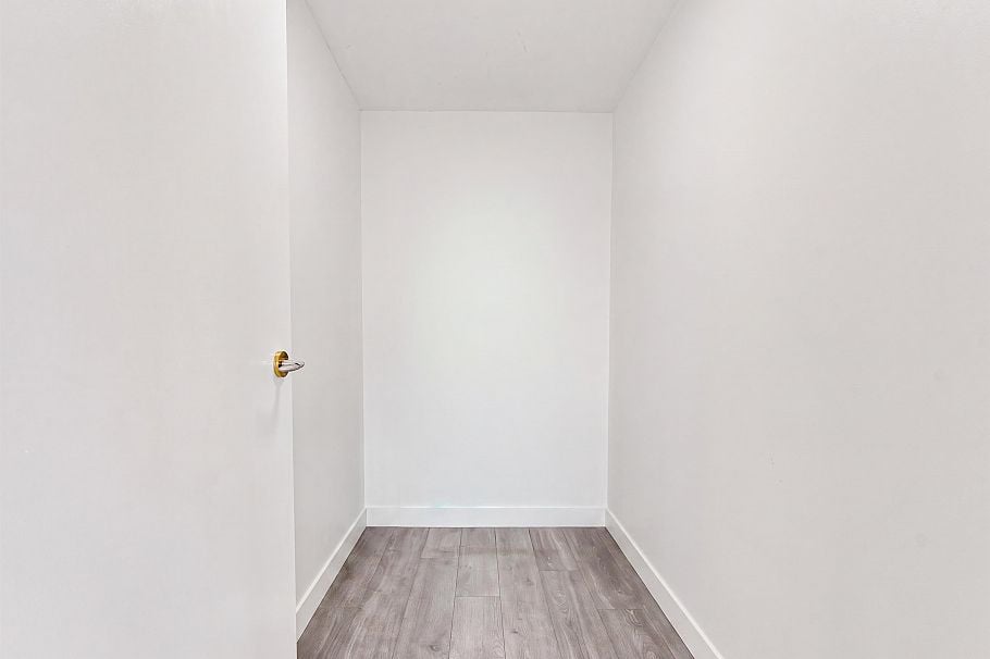 18C 139 Drake Street Vancouver, BC - 18
