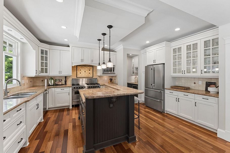 4904 Chalet Place North Vancouver, BC - 11