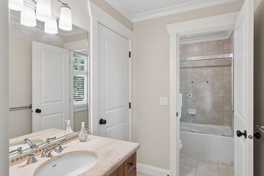 4904 Chalet Place North Vancouver, BC - 23