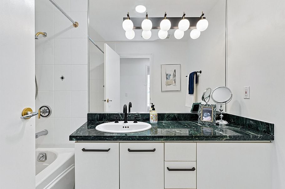 18C 139 Drake Street Vancouver, BC - 16