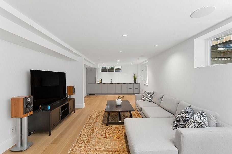 4904 Chalet Place North Vancouver, BC - 30