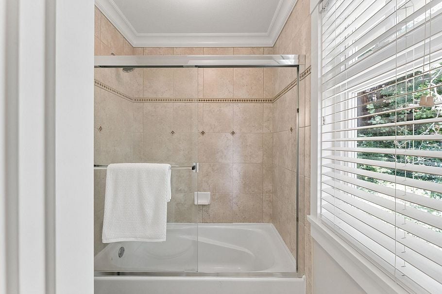 4904 Chalet Place North Vancouver, BC - 25