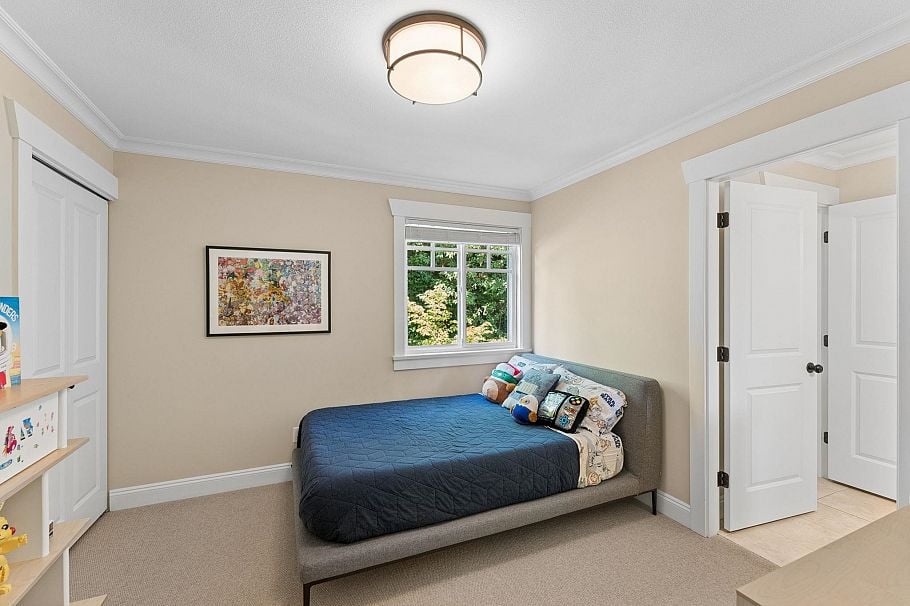 4904 Chalet Place North Vancouver, BC - 24