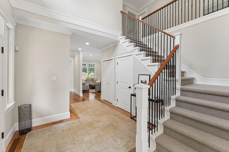 4904 Chalet Place North Vancouver, BC - 3