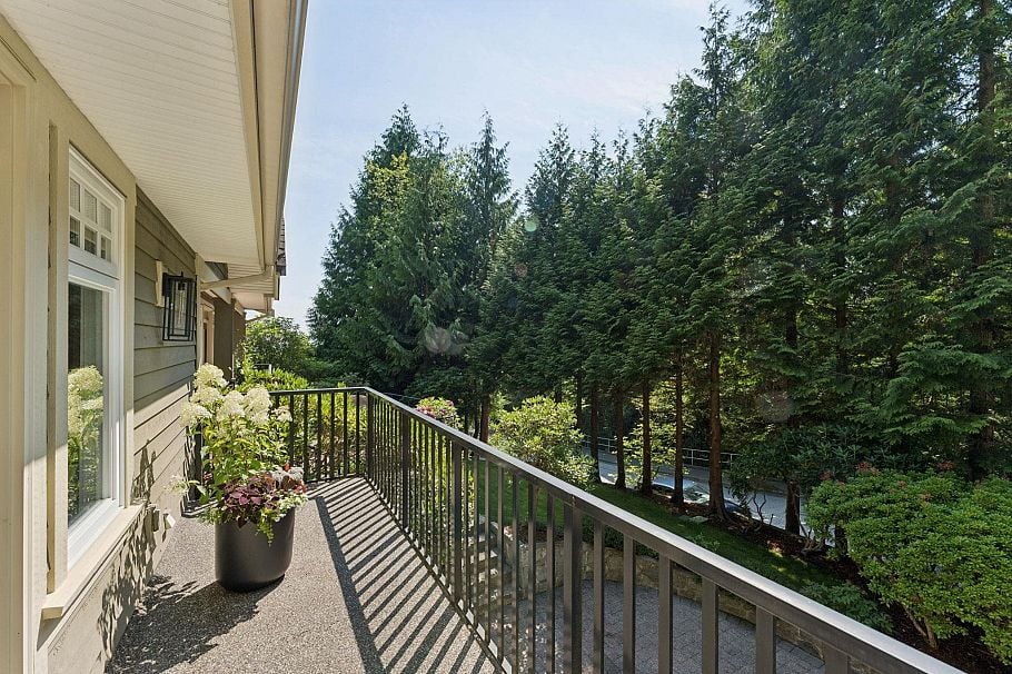 4904 Chalet Place North Vancouver, BC - 9