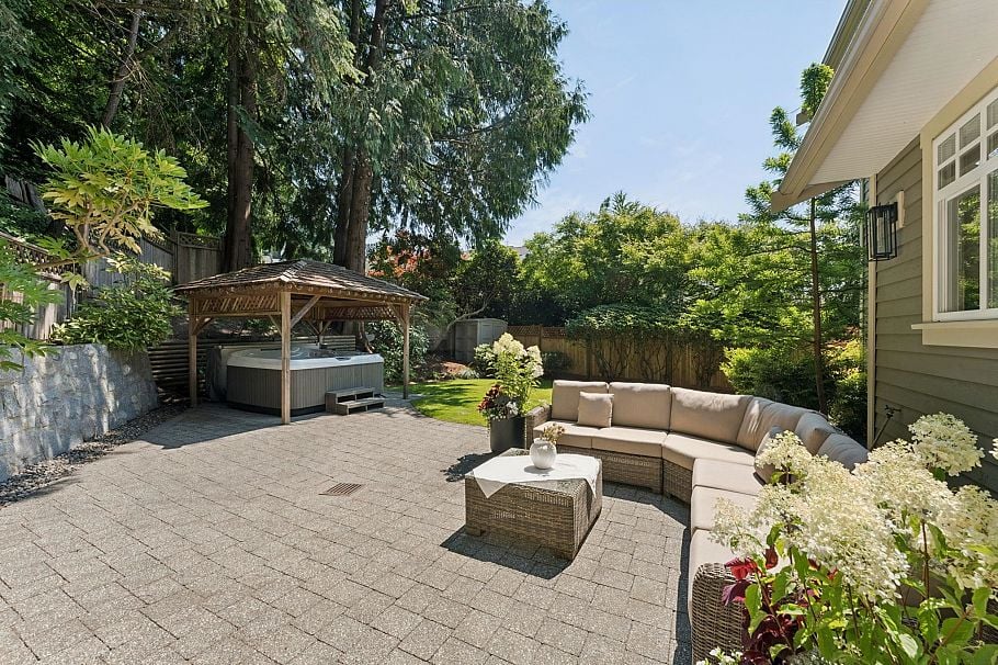 4904 Chalet Place North Vancouver, BC - 38