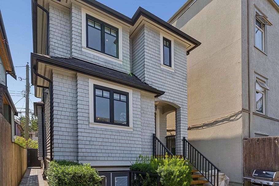 119 E 27th Avenue Vancouver, BC - 27
