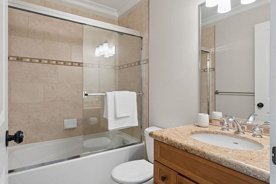 4904 Chalet Place North Vancouver, BC - 28