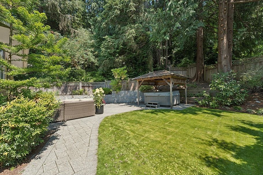 4904 Chalet Place North Vancouver, BC - 39